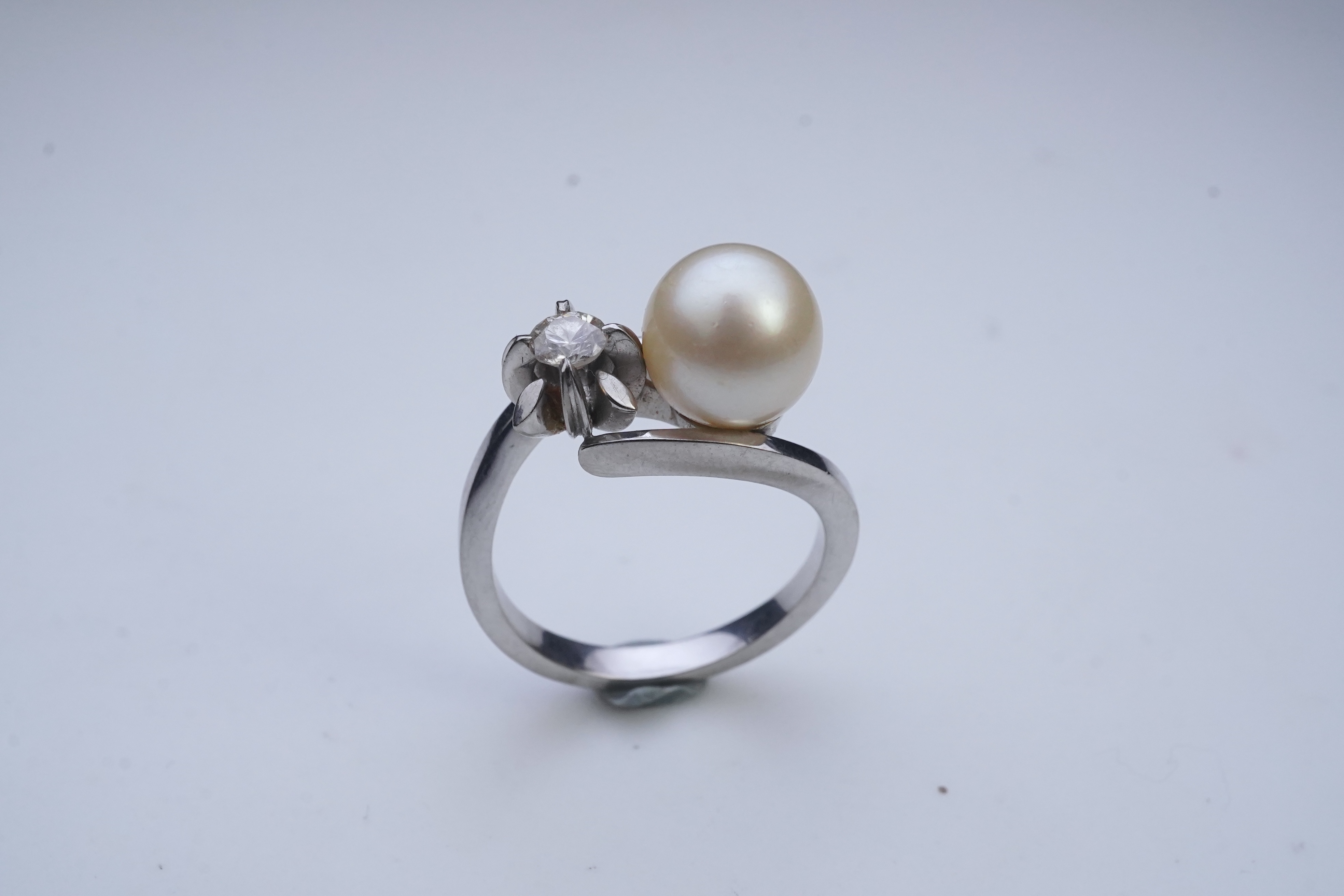 A cultured pearl and diamond toi-et-moi ring